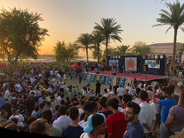 جمهور المهرجان قدام المسرح